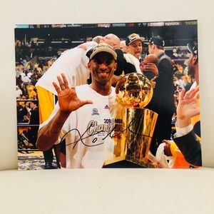 KOBE BRYANT AUTOGRAPHED PHOTO 8X10 WITH COA